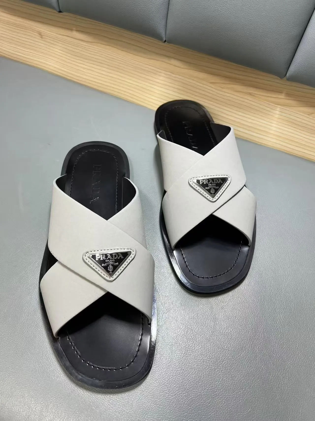 340💰PRADA Prada’s latest slippers are synchronized with the official website. This slipper is made of the brand’s unique and iconic Saffiano leather. The brand logo jumps out from the double straps, and the brand style is clearly visible. Cowhide gives men elegant charm and functional design, making it an ideal choice for vacation and leisure. Size:38-45